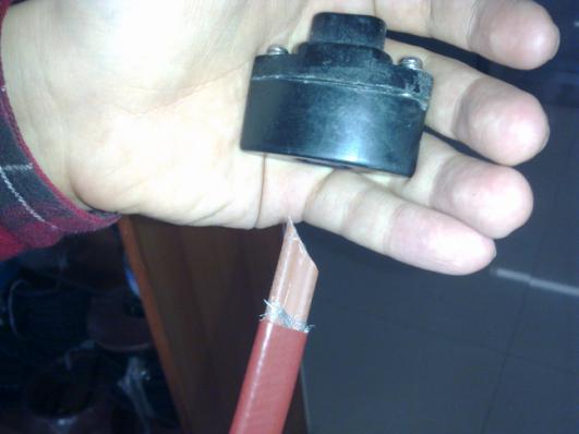 將電伴熱帶的末端剝?nèi)ネ庾o(hù)套及屏蔽層，將伴熱帶線芯剪成斜口